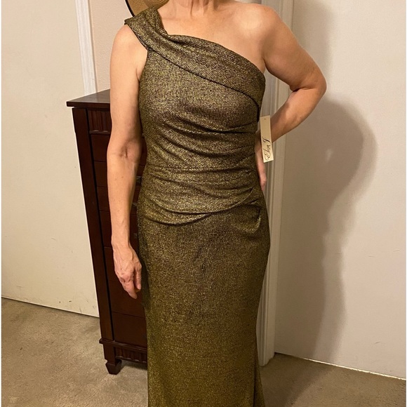 Beautiful Formal Evening Gown - Picture 4 of 4